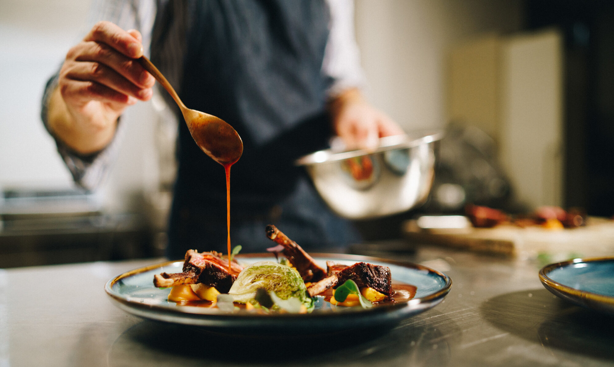 Un chef en pleine alchimie culinaire, transformant chaque ingrédient en une œuvre gastronomique d'exception. L'art de la cuisine, où précision, passion et créativité se rencontrent pour éveiller les sens.